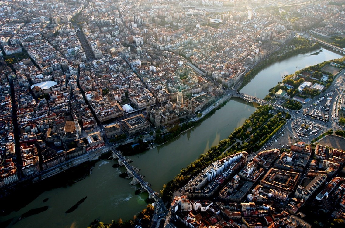 Vista panorámica de Zaragoza y el Ebro