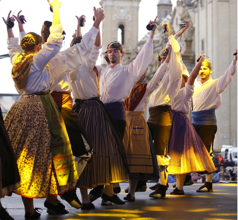 Parejas de joteros bailan frente a la Basílica del PIlar